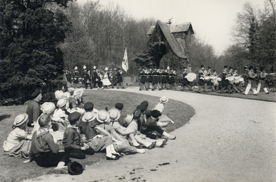 501928 Afbeelding van een gekostumeerde optocht met muziekkorps op het terrein van Kasteel De Haar (Kasteellaan 1) te ...